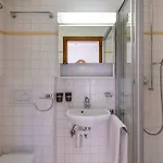 3br Pool Sauna Gym & Views * 韦尔比耶